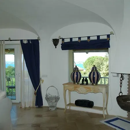 Letizia Villa *