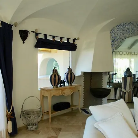 Letizia Villa *