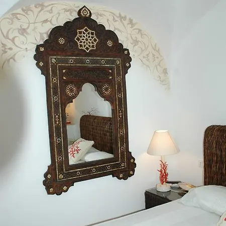 Letizia Villa *